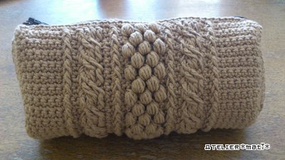 編み図 ボッブルと縄編みのかぎ針ポーチ かぎ針編みの無料編み図 Atelier Mati