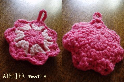 編み図 お花モチーフのアクリルたわし かぎ針編みの無料編み図 Atelier Mati