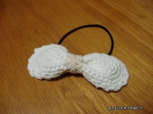編み図 キティーちゃん風リボンのヘアゴム かぎ針編みの無料編み図 Atelier Mati