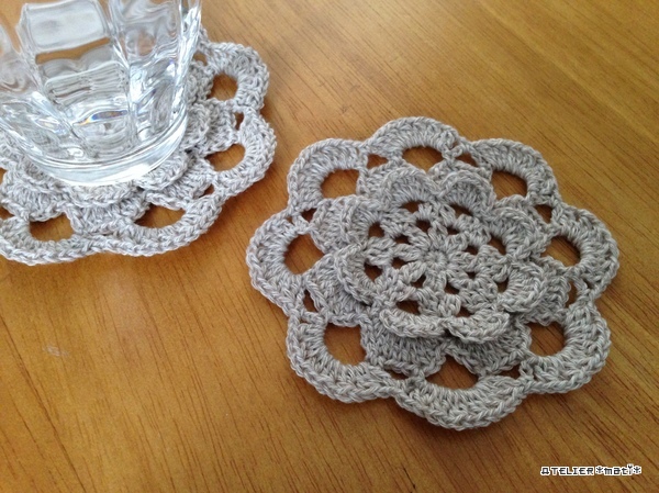 編み図 立体お花モチーフのコースター 16 かぎ針編みの無料編み図 Atelier Mati