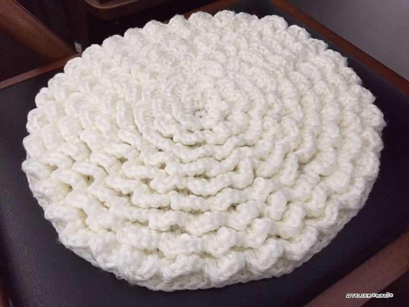 編み図 花びら満開の毛糸の円座 かぎ針編みの無料編み図 Atelier Mati