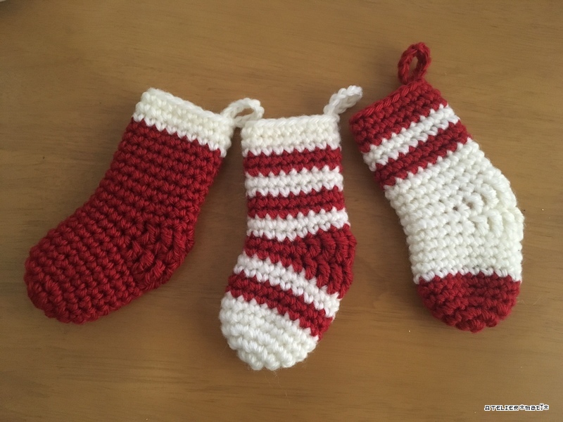 無料編み図 クリスマスのミニ靴下オーナメント かぎ針編みの無料編み図 Atelier Mati